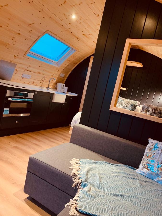 Thistle Pod Farm Stay With Hottub Sleeps 2 Galston  Dış mekan fotoğraf