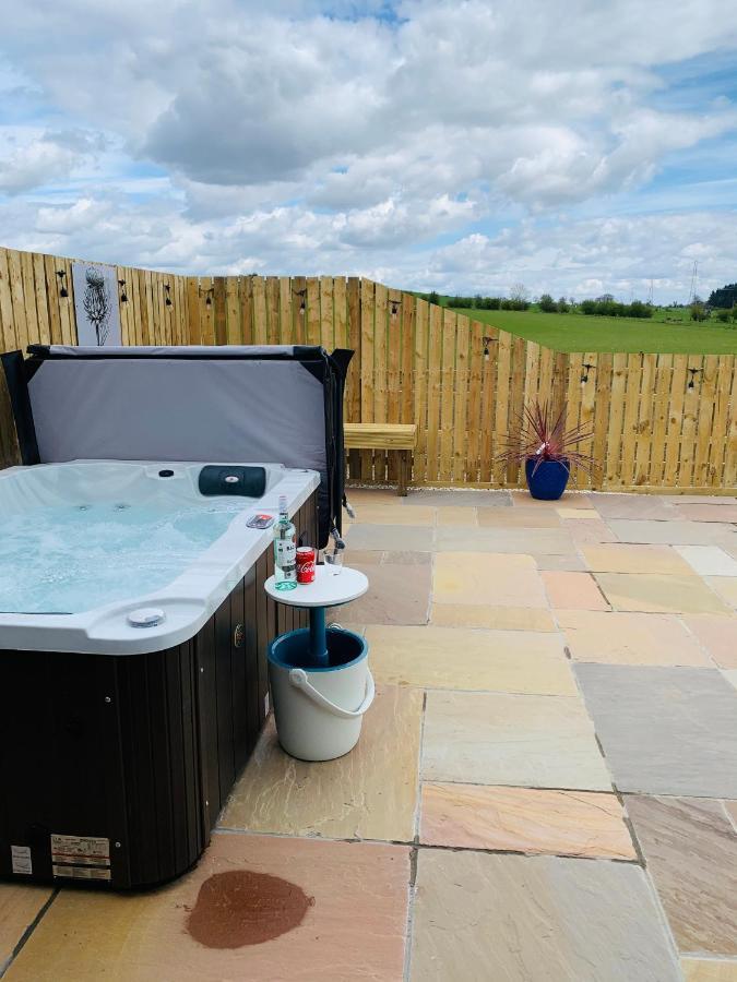 Thistle Pod Farm Stay With Hottub Sleeps 2 Galston  Dış mekan fotoğraf