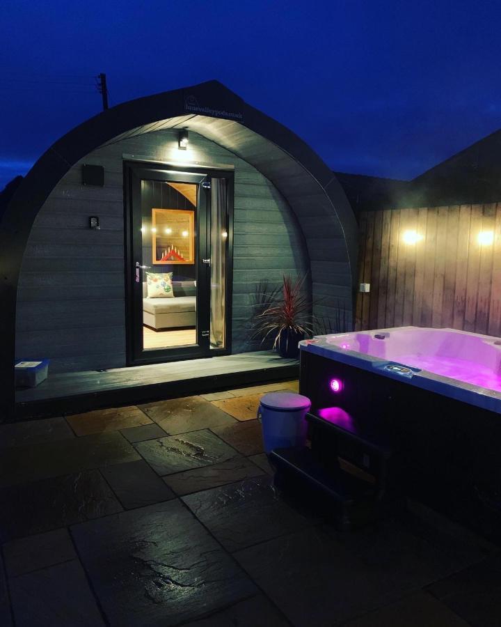 Thistle Pod Farm Stay With Hottub Sleeps 2 Galston  Dış mekan fotoğraf